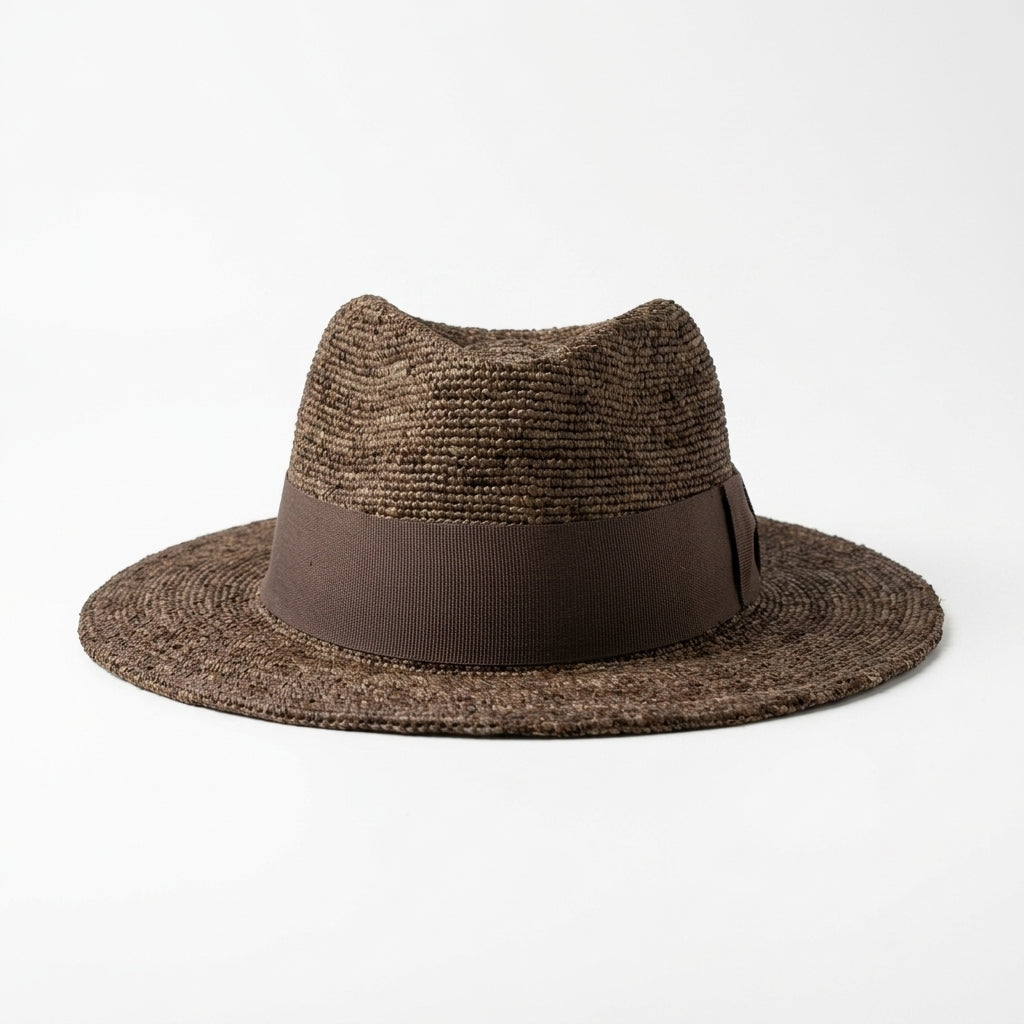 Vorderansicht des braun melierten Traveler-Hutes aus Raffia