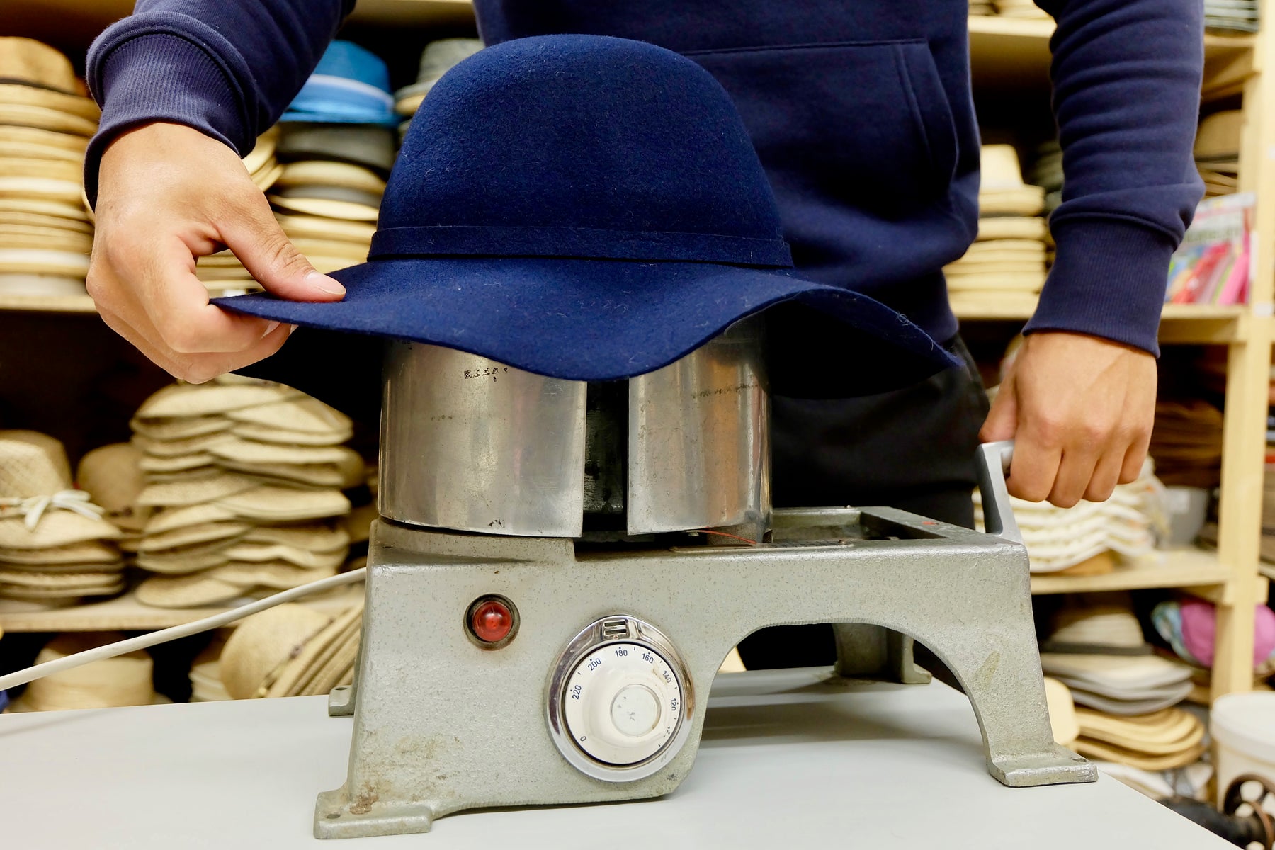 Handwerkliche Bearbeitung eines Samis Hutes