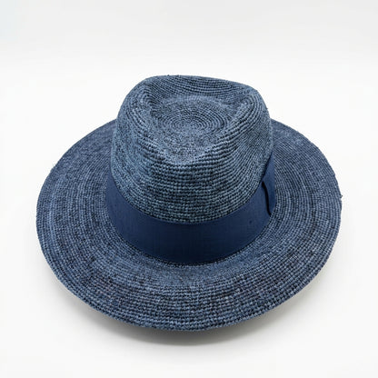 Vorderansicht des blauen Super Fino Raffia Herren Sommerhutes