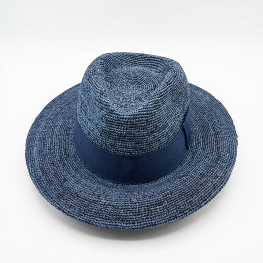 Vorderansicht des blauen Super Fino Raffia Herren Sommerhutes