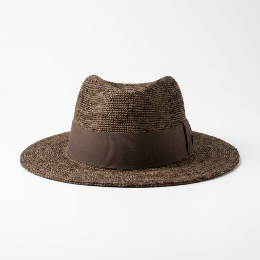 Vorderansicht des braun melierten Traveler-Hutes aus Raffia