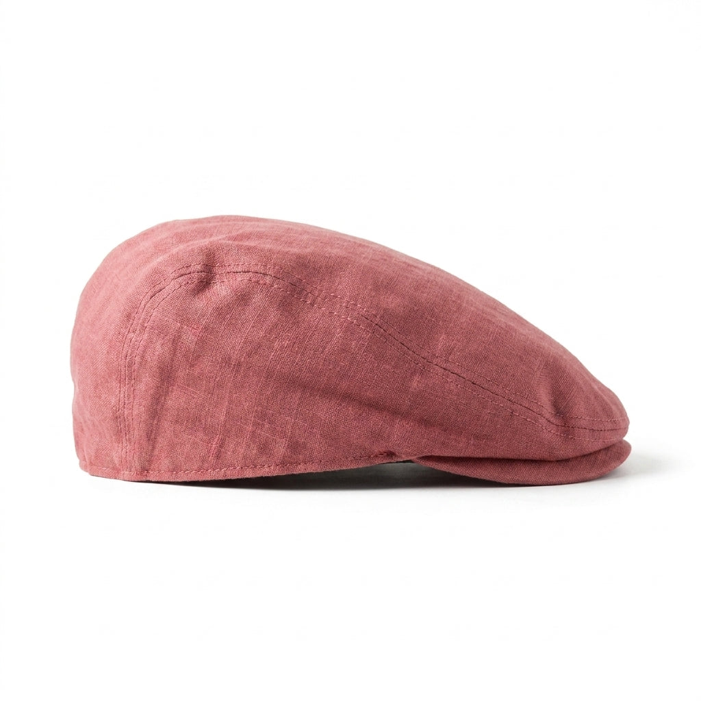 Rechte Seitenansicht der roten Flatcap aus Leinen